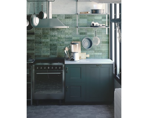 Küchenszene mit Herd, Dunstabzugshaube, Regalen und Küchenutensilien