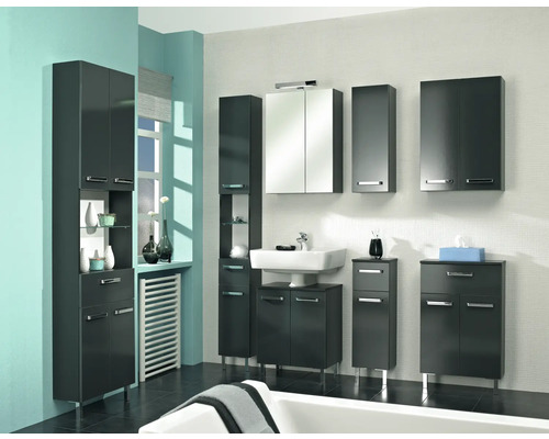 Badezimmer mit Waschtisch, Spiegelschrank und Hochschrank in Grau