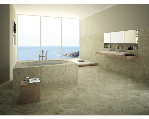 Helles Badezimmer mit Badewanne, Waschtisch, Spiegeln und Fliesen