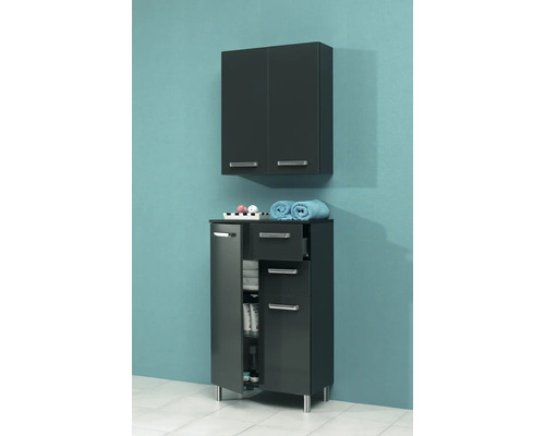 Scène de salle de bains avec armoire haute et armoire suspendue pour ranger les accessoires de salle de bains