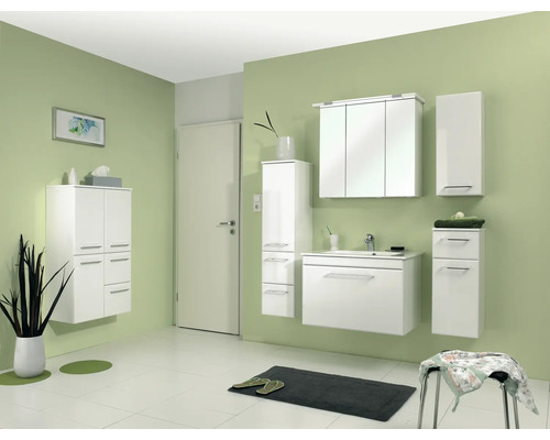Salle de bains avec meubles blancs, lavabo, armoire de toilette et étagère à serviettes devant un mur vert
