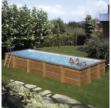 Rechteckiger Holzpool mit Badeleiter im Garten mit badenden Personen