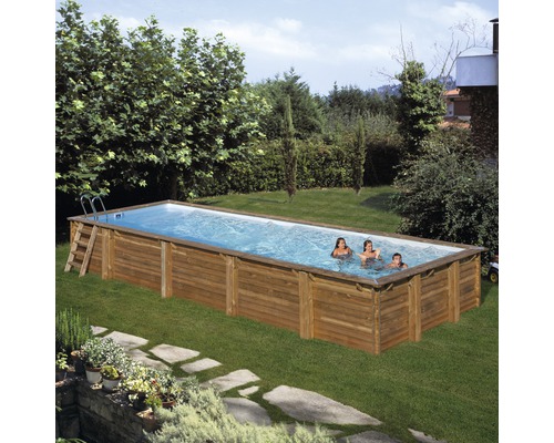 Rechteckiger Holzpool mit Badeleiter im Garten mit badenden Personen