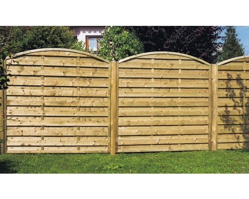 Holzzaun mit horizontalen Brettern und abgerundeter Oberseite