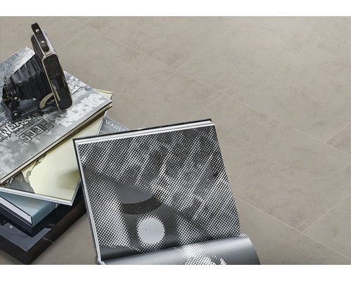 Beige Bodenfliesen mit Buch und Vintage-Kamera