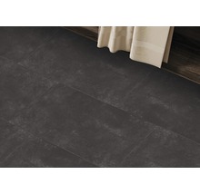 Sol avec carreaux foncés et serviette