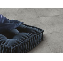 Couchage rembourré pour chien avec coussin sur un sol carrelé