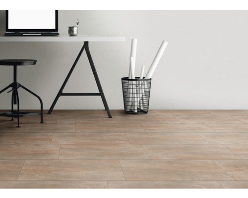 Verlegte Bodenfliesen in Büroumgebung mit Schreibtisch, Hocker und Papierkorb