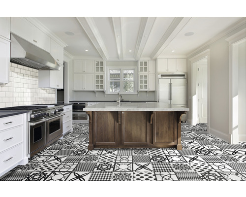 Helle Küche mit Kücheninsel, weißen Schränken und Bodenfliesen mit Muster