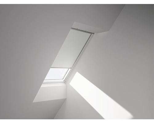 VELUX Verdunkelungsrollo uni weiß manuell DG 089 1025S Dachfenster mit Rollo im hellen Raum