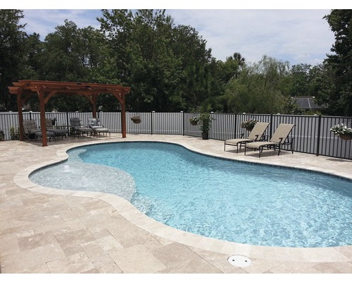 Aussenpool mit Steinterrasse, Pergola, Gartenmöbeln und Zaun