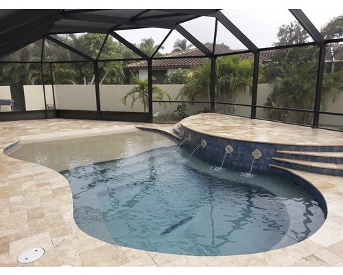 Schwimmbad mit Wasserspielen und überdachtem Terrassenbereich.