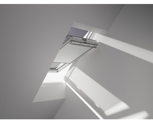 VELUX Verdunkelungsrollo uni beige manuell DJ 045 1085S Geöffnetes Dachfenster im Dachgeschoss