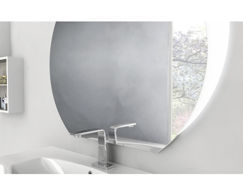 Salle de bains avec lavabo, robinet, armoire de toilette et miroir ovale