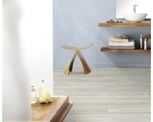 Helles Badezimmer mit Holzboden, Holzregalen, Waschbecken und Holzhocker