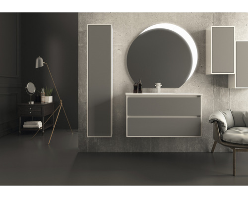 Salle de bains moderne avec meuble-lavabo, armoire de toilette, miroir rond avec éclairage et lampadaire