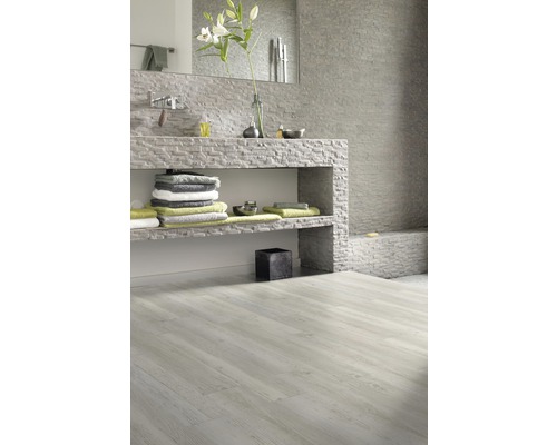 Modernes Badezimmer mit Waschbecken aus Stein und hellem Holzboden