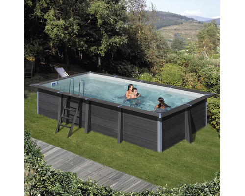 Piscine de jardin rectangulaire avec revêtement en bois et échelle de piscine dans le jardin