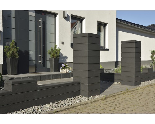 Zone d''entrée d''une maison avec pavés, système de murs et plantes