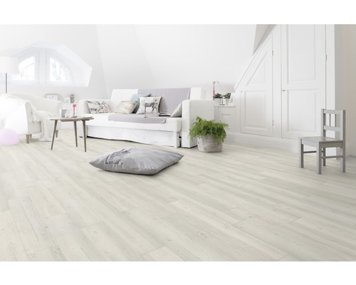 Heller Raum mit Laminatboden, Sofa und Dekoration