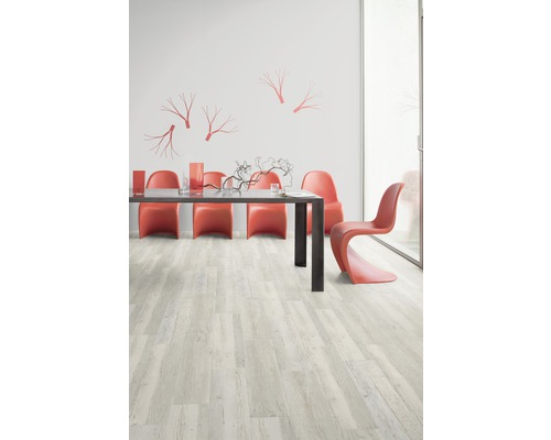 Esszimmer mit Esstisch, Stühlen und hellem Holzboden