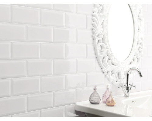 Badezimmer mit weißen Fliesen im U-Bahn-Stil, Waschbecken, Armatur und Spiegel