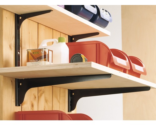 Système d''étagères avec tablettes et consoles d''étagères dans l''espace de stockage