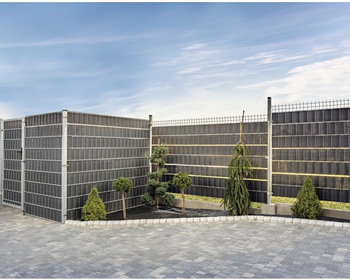 Gartenzaun mit Sichtschutz und Toranlage