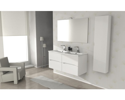 Badezimmer Szene mit weißem Doppelwaschtisch, Spiegel, Hochschrank und Sessel