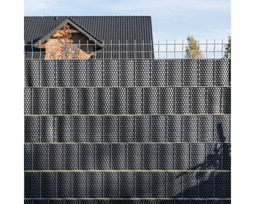 Doppelstabmattenzaun mit Sichtschutz im Garten