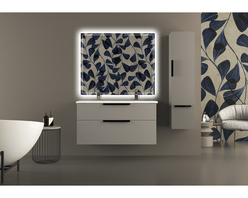 Modernes Badezimmer mit Waschtischunterschrank, beleuchtetem Spiegel und Hochschrank