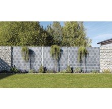 Gartenzaun mit Gabionen und dekorativen Elementen