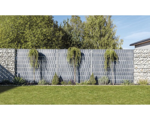 Gartenzaun mit Gabionen und dekorativen Elementen