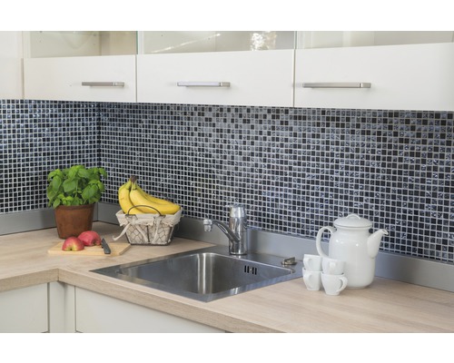 Scène de cuisine avec évier, robinet, carreaux de mosaïque et ustensiles de cuisine