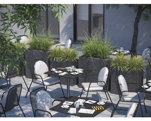 Espace extérieur avec tables, chaises et jardinières