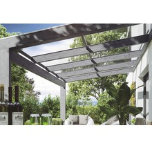 Überdachte Terrasse mit Holzrahmen und transparentem Dach
