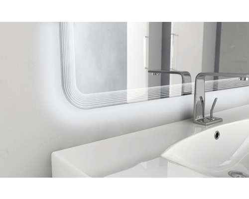 Lavabo avec miroir lumineux dans la salle de bain