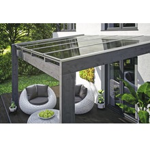 Terrassenüberdachung aus Holz mit Glasdach und Sitzgelegenheit im Garten.