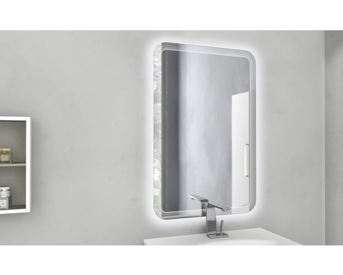 Beleuchteter Spiegel über einem Waschbecken in einem Badezimmer