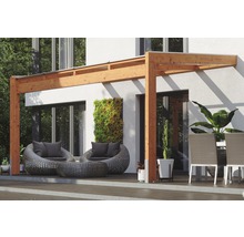 Terrasse mit Holzpergola, Sitzgruppe und vertikalem Garten an der Hauswand.