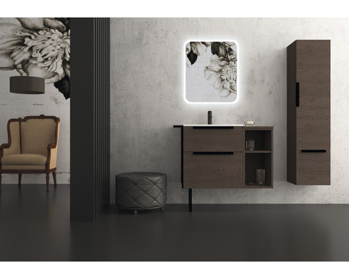 Salle de bains avec meuble-lavabo, miroir, armoire haute et tabouret
