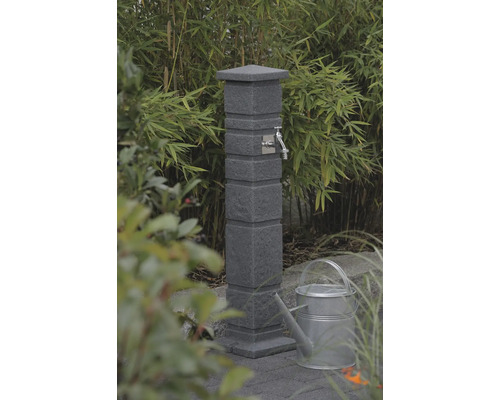 Gartenszene mit Wasserzapfsäule und Gießkanne