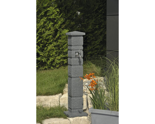 Gartenwasserzapfsäule mit Wasserhahn im Garten