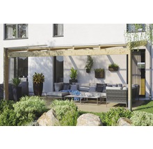 Terrasse mit Holzüberdachung, Gartenmöbeln und Dekorationen für eine entspannte Atmosphäre im Freien.