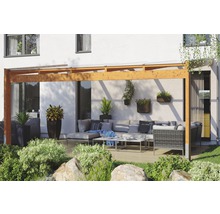 Holzterrasse mit Lounge-Möbeln und Pflanzgefäßen im Garten
