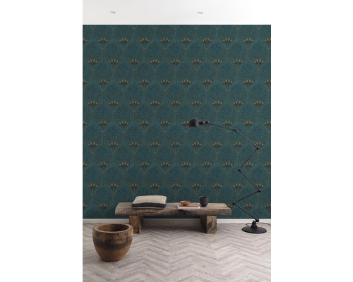 Wohnraum mit gemusterter Tapete, Holztisch und Stehlampe.