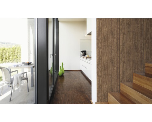 Pièce lumineuse avec plancher en bois, escalier et mur en bois