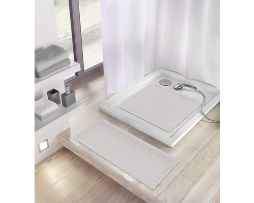 Badezimmer mit Dusche, Duschvorhang, Duschmatte und Badematte