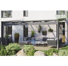 Terrasse mit grauem Terrassendach, Gartenmöbeln und Bepflanzung