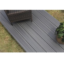 Terrassendielen aus Holz mit Gartenmöbeln und Topfpflanze